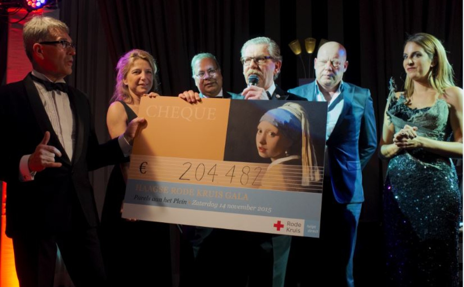 V.l.n.r. Adriaan van Ooijen (voorzitter Haagse Rode Kruis), Daphne Tablot (locatiemanager Afdeling Den Haag) Rabin Baldewsingh wethouder SWWS (Sociale zaken, Werkgelegenheid, Wijkaanpak en Sport), Rens Vrolijk (voorzitter galacommissie 2015), Frits Wester