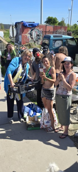 Elise Kant (links) deelt spullen uit