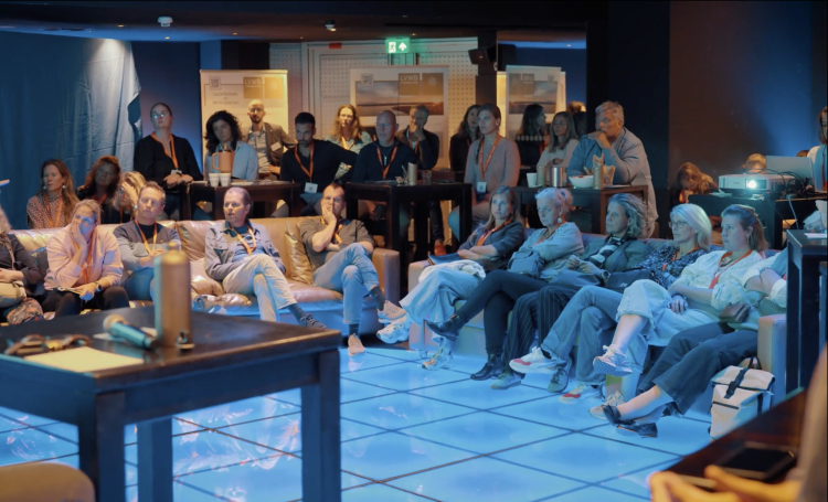 Publiek tijdens een presentatie in de Queens Club