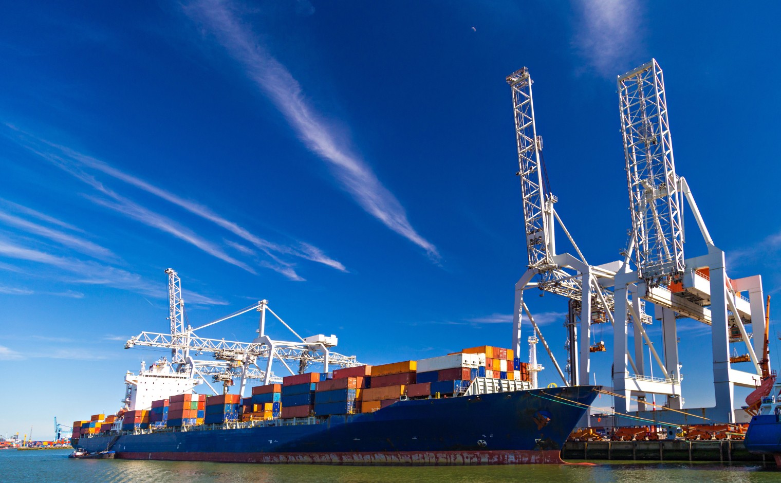 Containerschip laadt en lost in de haven van Rotterdam.