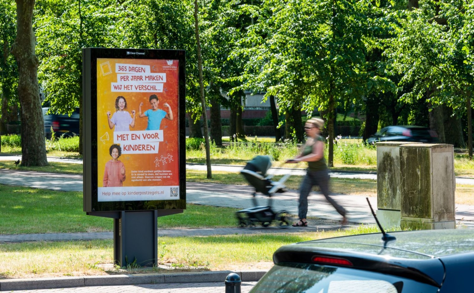 Een promotieuiting voor Kinderpostzegels op een abri.