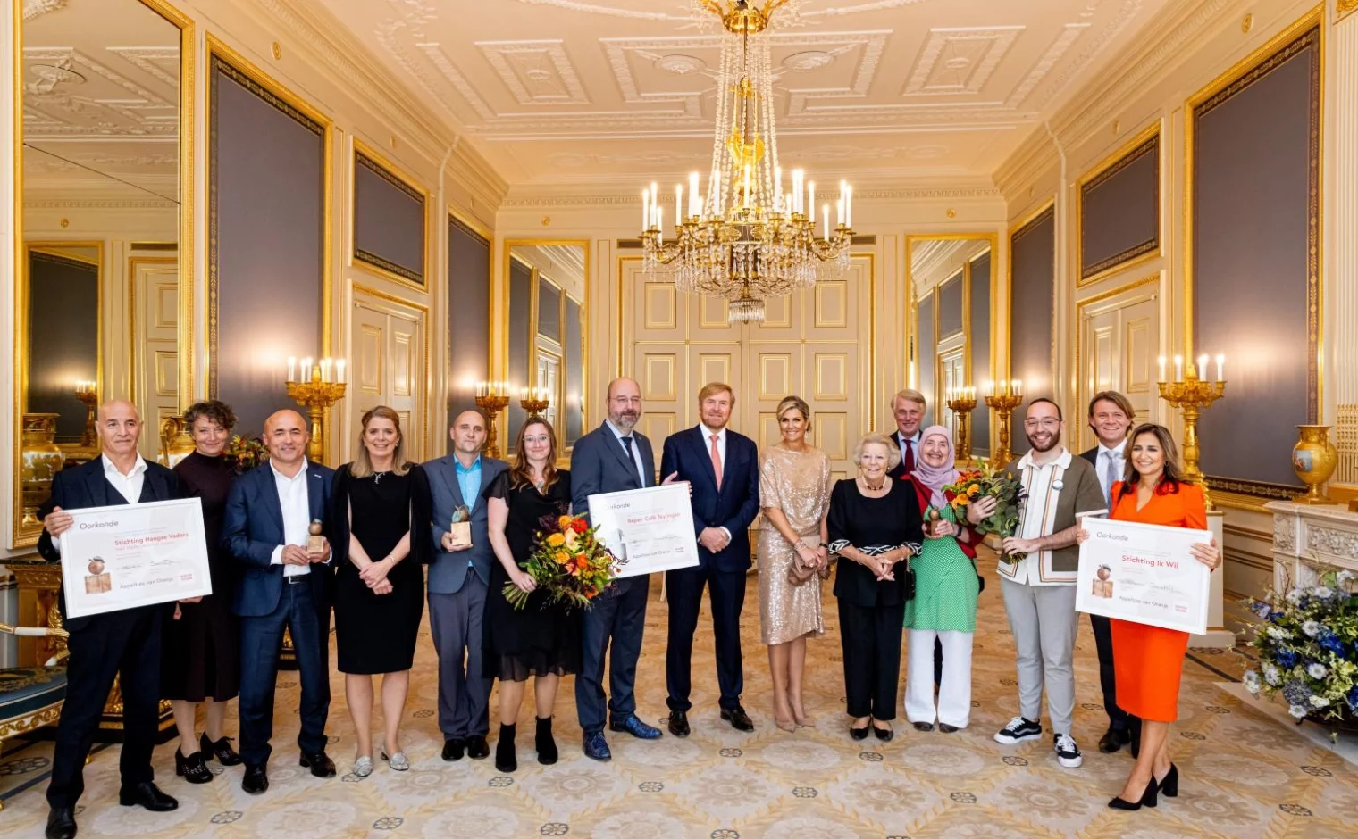 De winnaars van de Appeltjes van Oranje 2023 met Koning Willem-Alexander en Koningin Máxima.