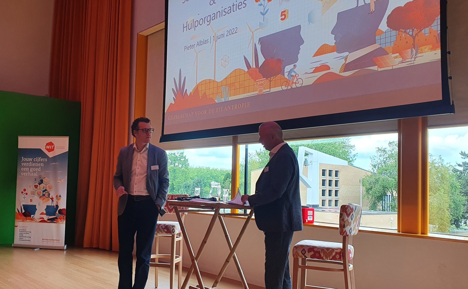 Jan Snoei (l) en Pieter Alblas tijdens de Seminar Actuele Ontwikkelingen filantropie van 1 juni 2022.