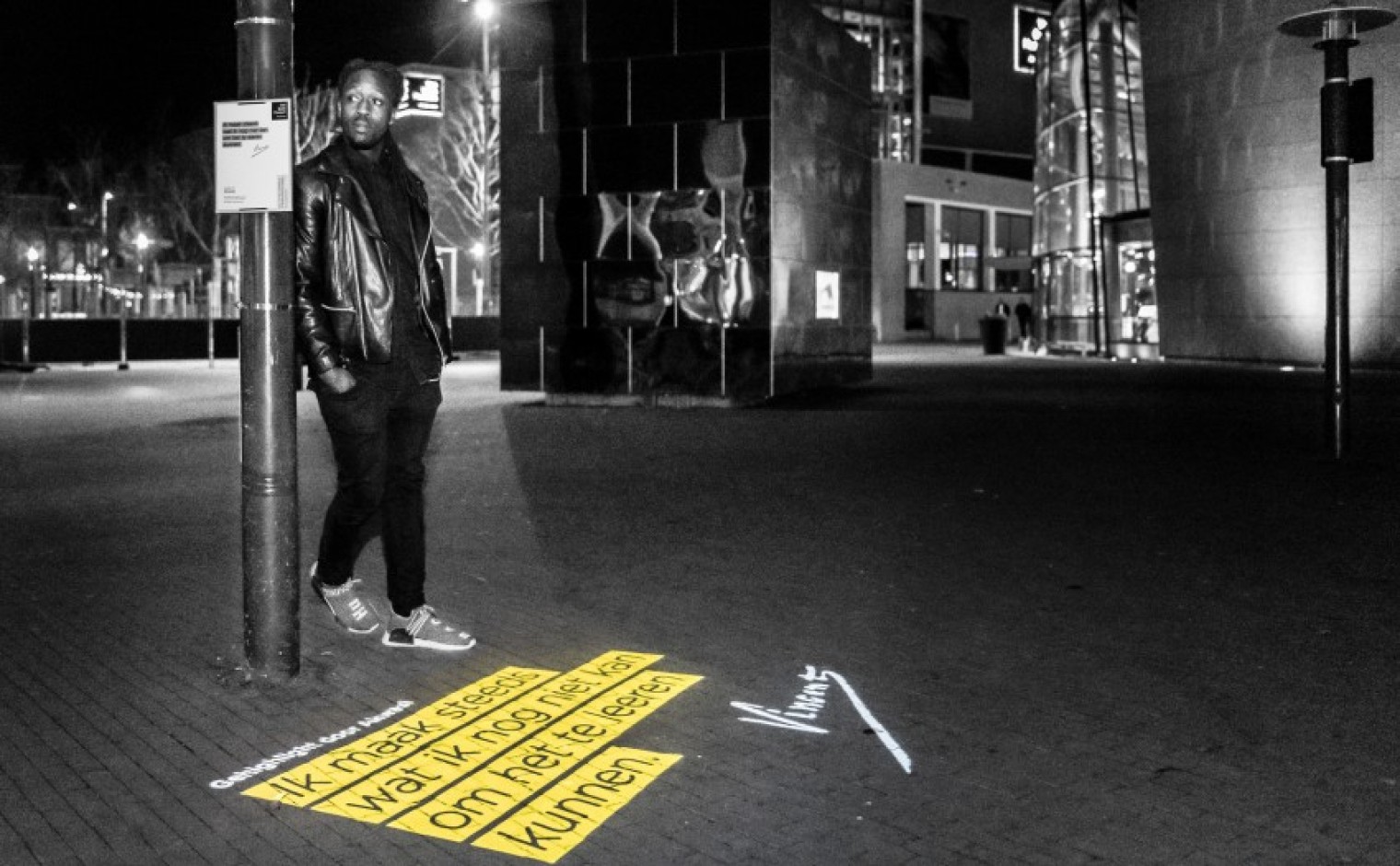 Akwasi op het Museumplein, één van de campagnebeelden voor Van Gogh belicht: de brieven