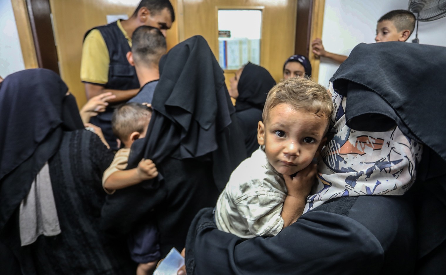 Palestijnse vrouwen brengen hun ondervoede kinderen op 13 september 2025 naar de polikliniek in het Nasser Hospital in Khan Yunis, in het zuiden van de Gazastrook.