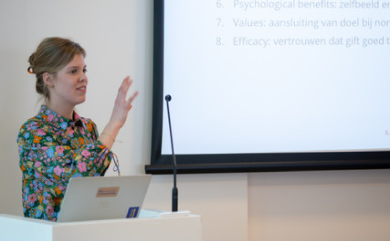 Hanna Vinckers tijdens een presentatie van haar onderzoek.