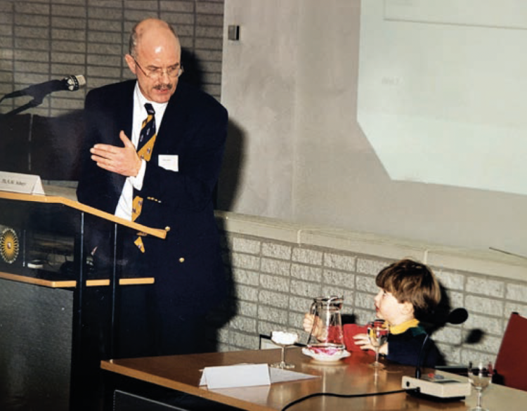 1998: Theo Schuyt spreekt tijdens de terugkomdag van de opleiding Marketing, sponsoring en fondsenwerving. Zijn zoon Michiel vond het te lang duren en riep: ‘Papa, ik wil naar huis.’ (C) Petra Hoogerwerf
