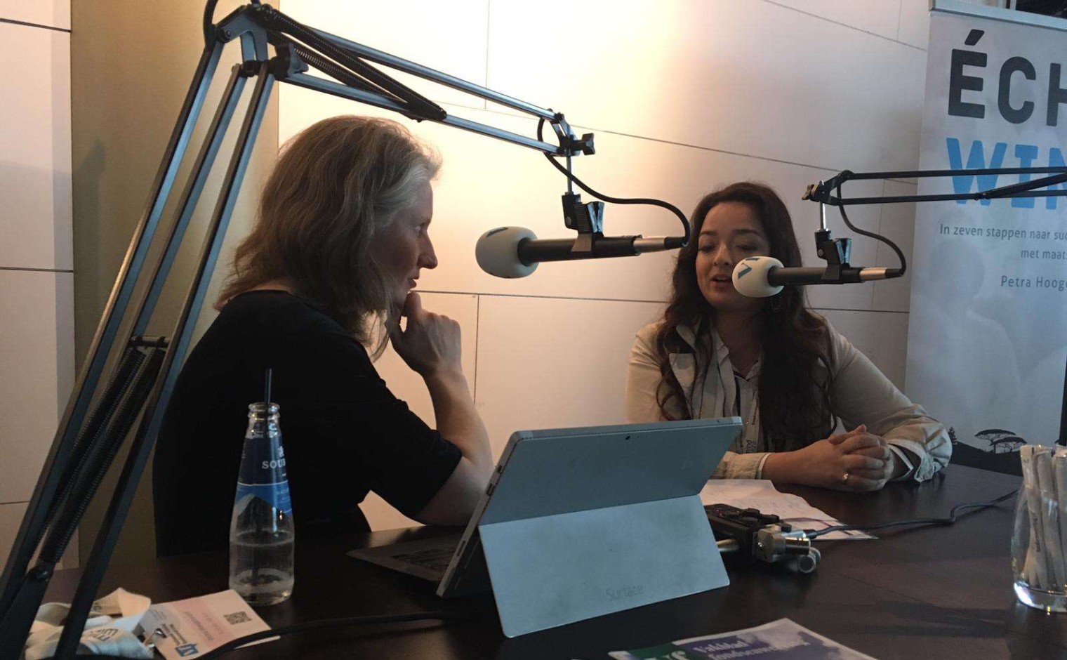 Petra Hoogerwerf in gesprek met Sharon Gajadin van Stichting Phéron.