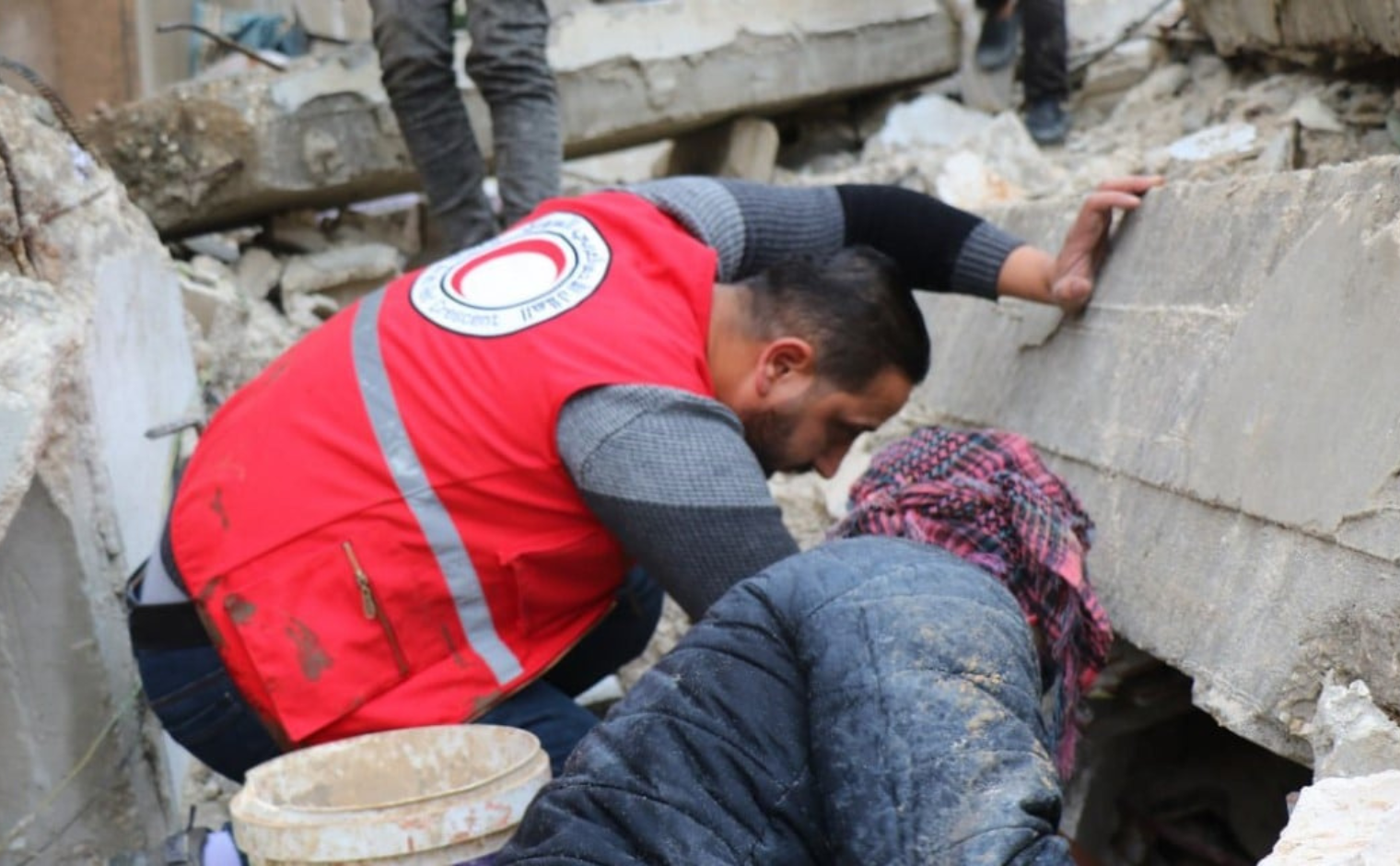 Een hulpverlener van het Rode Kruis na de aardbeving die Turkije en Syrië trof op 6 februari 2023.