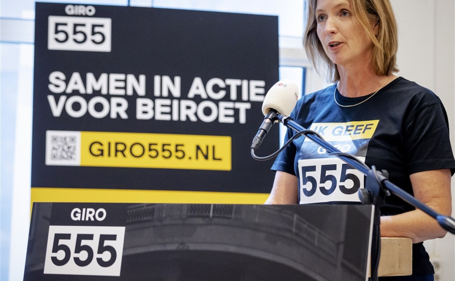 Directeur Garance Reus-Deelder en Danny Ghosen tijdens de lancering van een Giro555-actie voor Libanon.