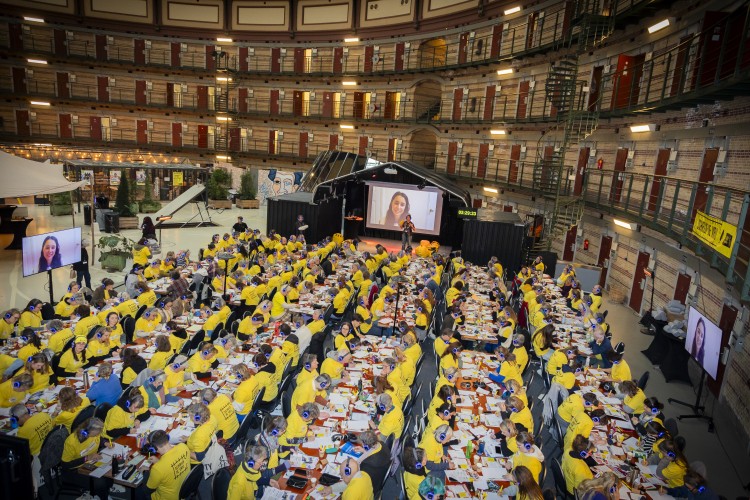 Briefschrijvers in de Koepelgevangenis in Arnhem (C) Amnesty International