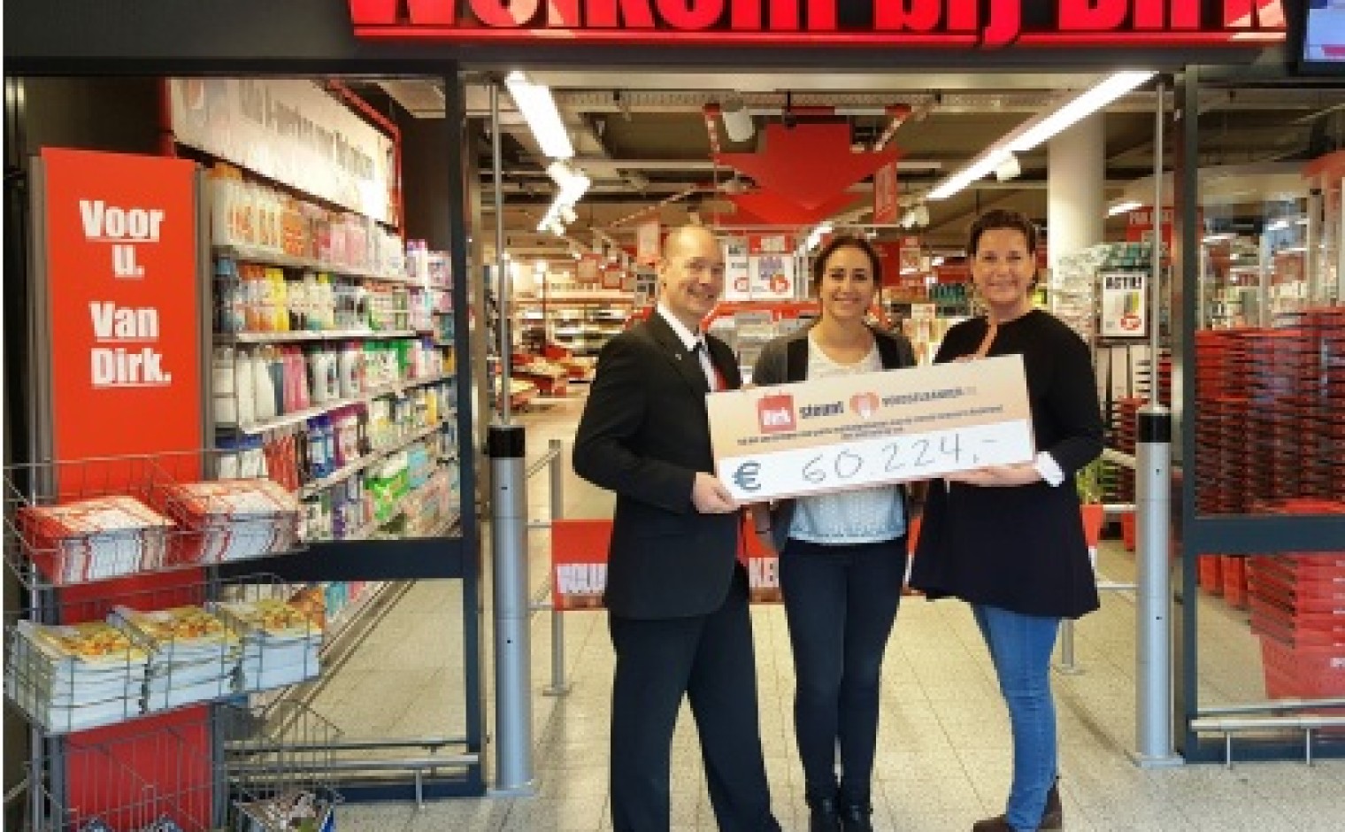 Van links naar rechts: Albert Olivier, supermarktmanager Dirk Sloterkade, Tara van Klooster, goededoelencoördinator Dirk en Caroline van der Graaf-Scheffer, bestuurslid Voedselbanken Nederland.